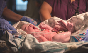 newborn cries after birh